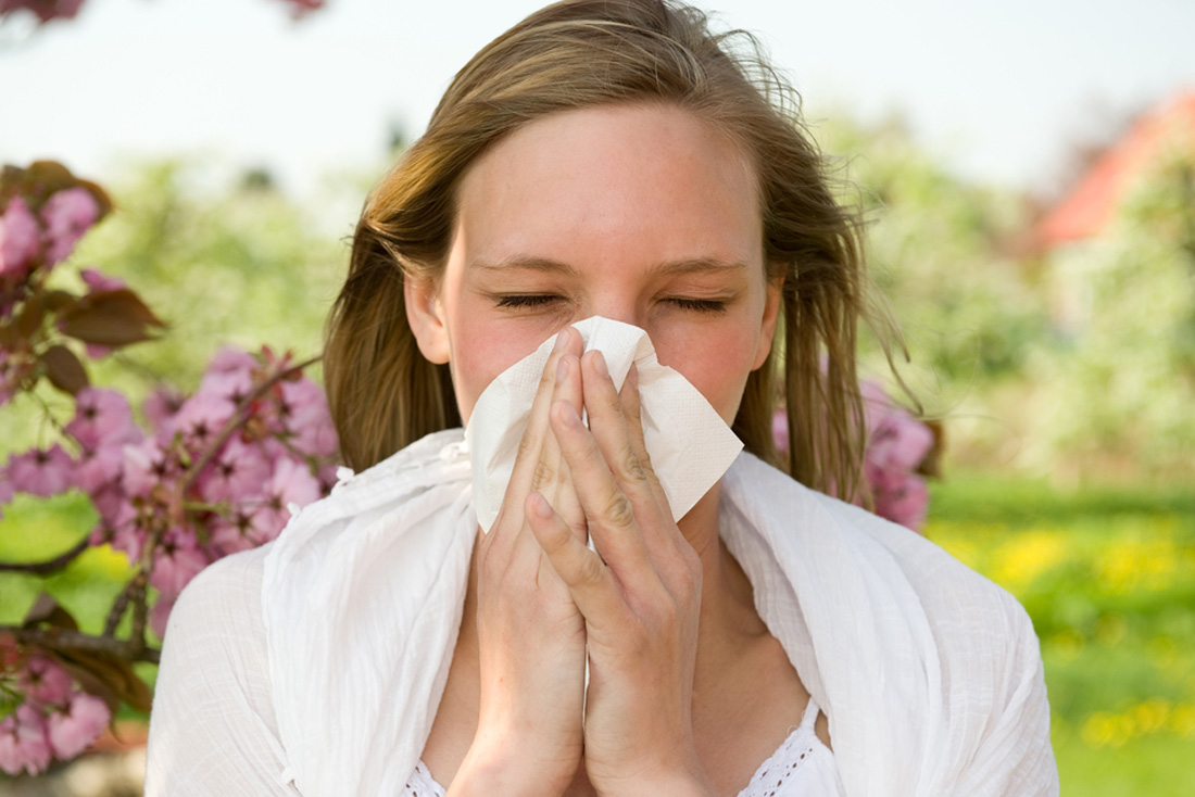 Allergien - Frau mit Taschentuch